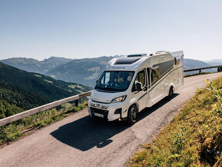 Een camper op een bergweg in de Alpen