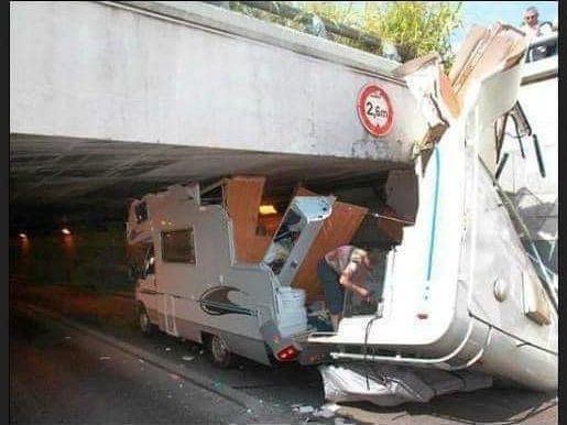 Een camper die onder een te lage brug van 2,6 meter is gereden
